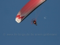 00005 Motorgleitschirm mit Flugzeug im Hintergrund 0073